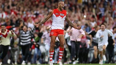 Lance Franklin's 1,000th goal the highlight as Sydney impresses in victory over Geelong