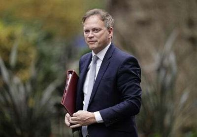 Grant Shapps takes in family of Ukrainian refugees