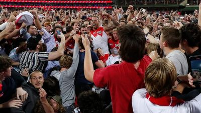 Lance Franklin kicks his 1,000th AFL career goal as fans flood the SCG in celebration