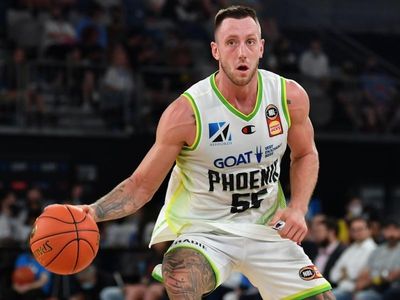 Phoenix back in finals hunt, down Taipans