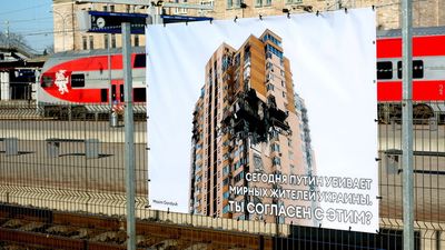 Vilnius station confronts Moscow-Kaliningrad train with images from war
