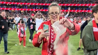 Sydney Swans fans scatter nan's ashes in the middle of the SCG during Buddy Franklin celebration
