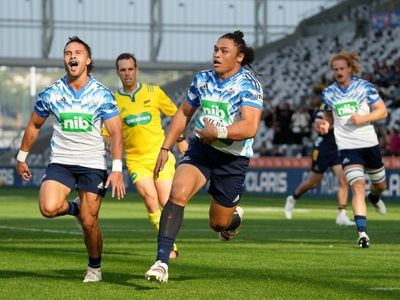 Blues outlast Highlanders' Super comeback