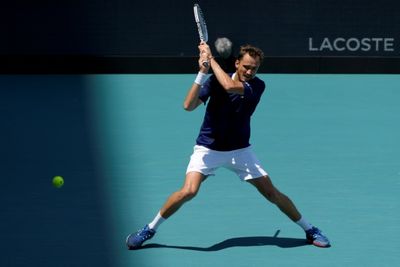 Medvedev advances in Miami as Murray downed