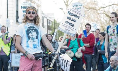 Hundreds of boaters join London protest against ‘cull’ of waterway life