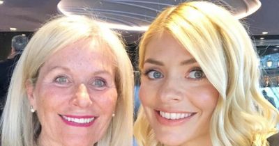 Holly Willoughby told mum could be her sister as fans left stunned by gorgeous snap