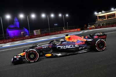 Verstappen holds off Leclerc to win Saudi Arabian Grand Prix
