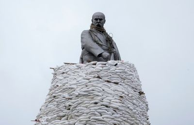 AP PHOTOS: Day 32: Signs of resolve and collective grief