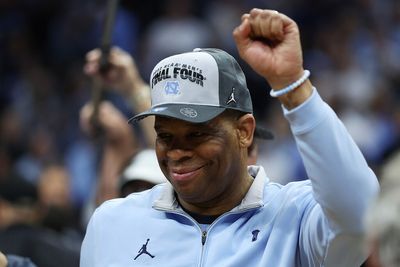 Tearful Hubert Davis gets emotional after North Carolina earns spot in Final Four