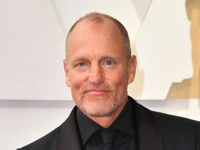 Woody Harrelson applauded after poking fun at his lack of Oscar wins while presenting award