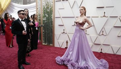 Oscar fashion: Stars make individual statements on red carpet