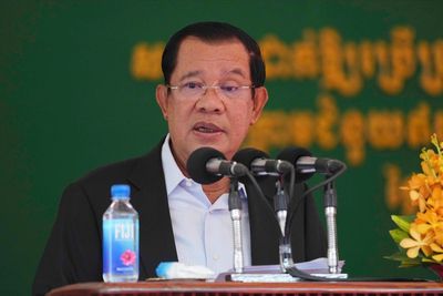 Cambodian leader says officials must master mobile internet