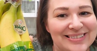 Mum shares easy hack to keeping bananas fresh for two days after they've been cut open