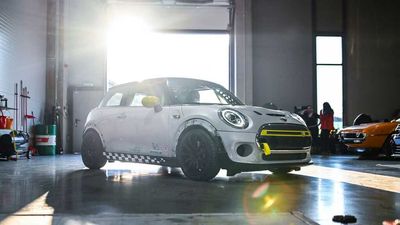 World’s First Race-Prepped Mini Cooper SE Receives Evo Upgrades