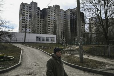 Hanging on in a frontline Ukrainian ghost town