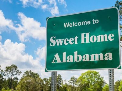 Drug Cartels & Stubbed Toes Have This Alabama Governor Wannabe In A Tizzy Over Medical Marijuana