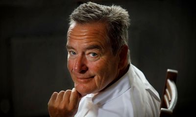 Jeff Stelling has change of heart and says he will continue on Soccer Saturday