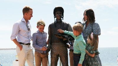 Kerrin McEvoy hopes bronze statue in Streaky Bay inspires next generation to 'dream big'