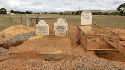 Families 'disgusted' at state of Poonindie cemetery, home to Eyre Peninsula traditional owners and pioneers