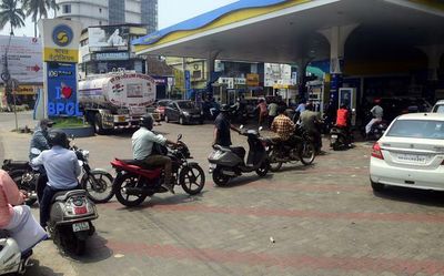 Scuffles between traders, strike supporters in Kozhikode