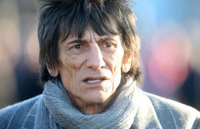 Ronnie Wood paints picture for mystery art sale
