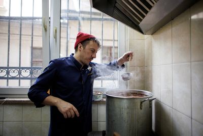 Ukrainian celebrity chef serves up free meals for refugees