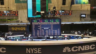Dow Jones Closes Higher; Nasdaq Rallies While Apple Scores Breakout