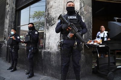 El Salvador forces encircle neighborhoods in gang crackdown