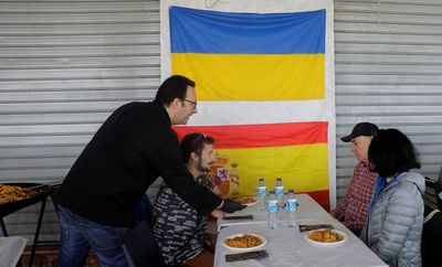 Spanish chef prepares beachside paella for Ukrainian refugees