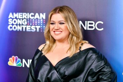 Kelly Clarkson to keep professional name after divorce