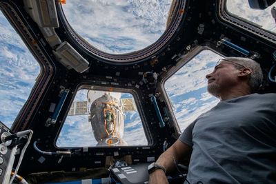 US astronaut ends record-long spaceflight in Russian capsule