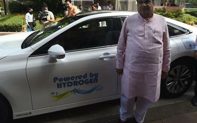 Gadkari arrives at Parliament in green hydrogen-fuelled car