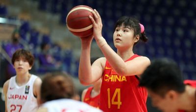 Sky acquire rights to center Li Yueru in sign and trade sending Lexie Brown to Sparks