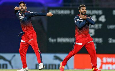 Indian Premier League 2022 | Hasaranga's 4/20 helps RCB beat KKR by three wickets