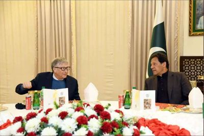 Mysterious Bill Gates photo highlights Imran Khan's army crisis