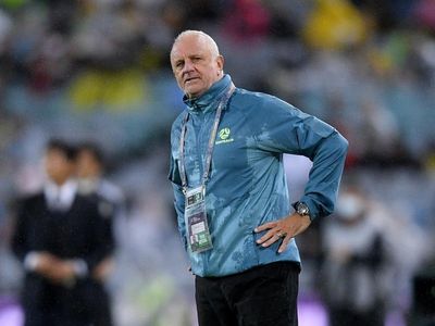 Popovic backs Arnold after Roos reprieve