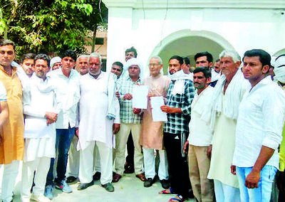 UP: Villagers protest over toxic chemicals emanating from sugar mills in Muzaffarnagar