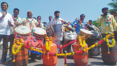 Hubballi: Congress protests fuel price hike