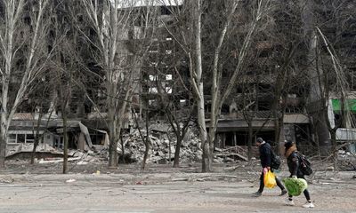 Mariupol officials say Russians blocking aid reaching besieged Ukraine city