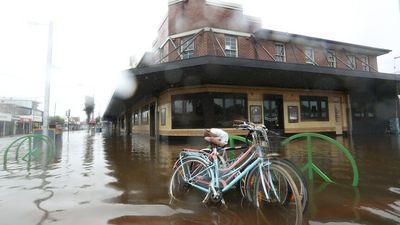 Flood victims told to leave emergency housing in Byron Bay to make way for Easter holiday-makers