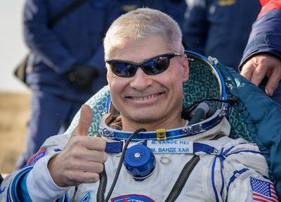 Record-setting NASA astronaut, crewmates return to Earth from space station