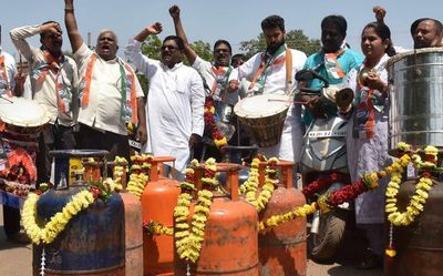 Congress protests against price rise in Hubballi