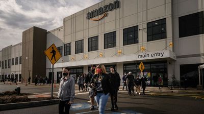 Amazon warehouse workers on Staten Island vote to unionize