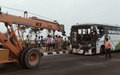 Four killed in two separate accidents in Anantapur, Kurnool districts