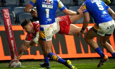 Tommy Makinson doubles up as St Helens extend Leeds’ poor start