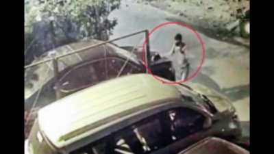 Delhi: Thieves target side mirrors of high-end cars in Jangpura
