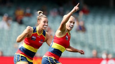 Adelaide Crows to face Melbourne Demons in AFLW grand final after prelim wins over Fremantle and Brisbane