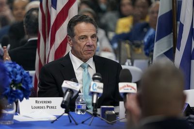As Cuomo weighs a comeback, some political strategists run the other way