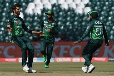 Clinical Pakistan dismiss Australia for 210 in third ODI