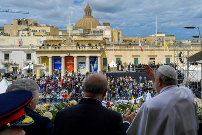 Under 'shadows of war', Pope urges Malta not to fear migrants